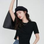 Camiseta lisa y sencilla, con abertura fruncida con un mini dije