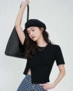 Camiseta lisa y sencilla, con abertura fruncida con un mini dije