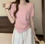 Camiseta lisa y sencilla, con diseño abierto y un mini dije