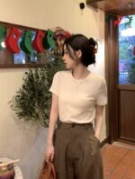 Camiseta lisa y sencilla de frente y con estampado en la parte trasera