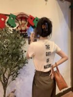 Camiseta lisa y sencilla de frente y con estampado en la parte trasera - Image 2