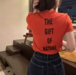 Camiseta lisa y sencilla de frente y con estampado en la parte trasera - Image 4