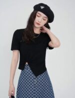 Camiseta lisa y sencilla, con abertura fruncida con un mini dije - Image 2