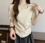 Camiseta lisa y sencilla, con diseño abierto y un mini dije - Image 2
