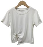 Camiseta lisa y sencilla, con abertura fruncida con un mini dije - Image 3