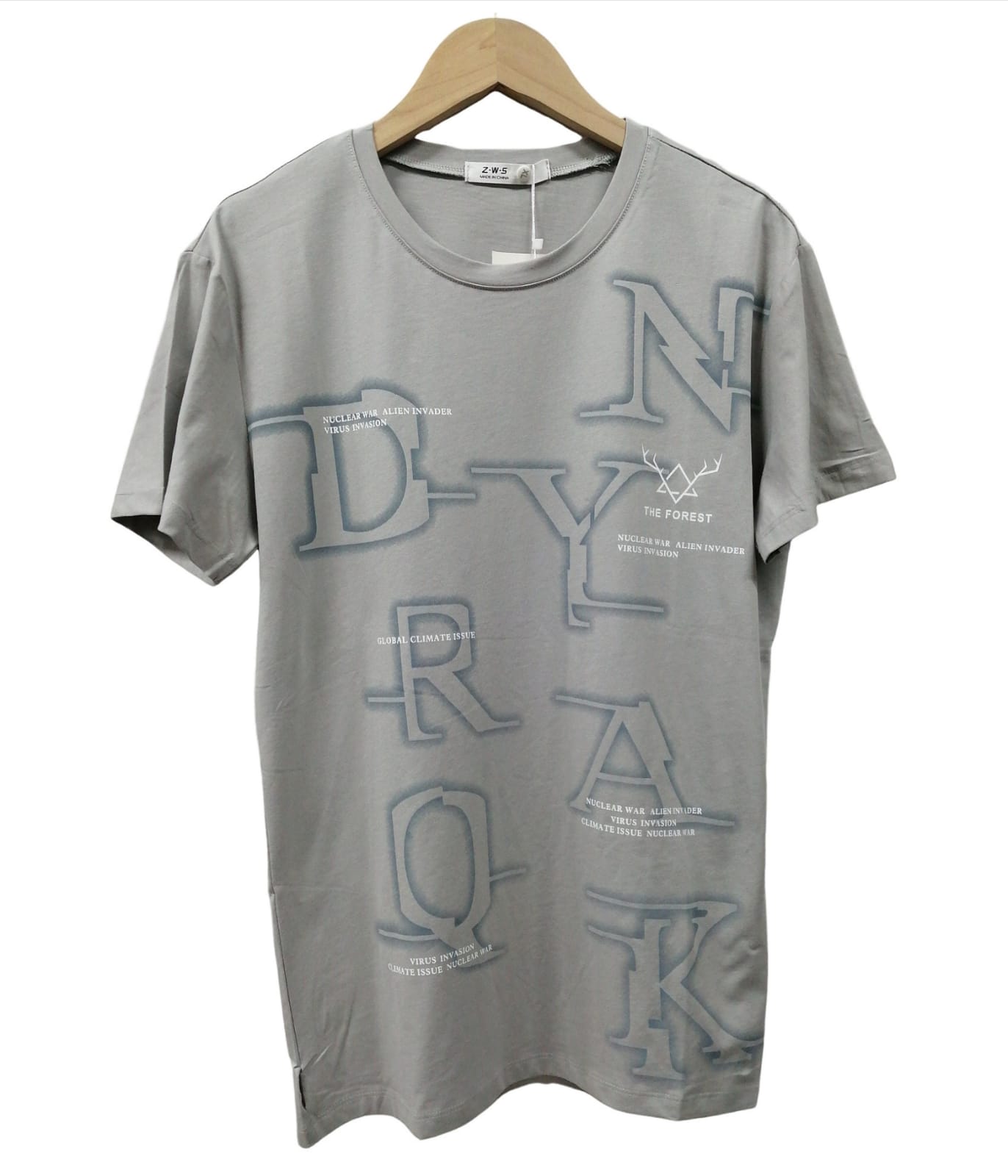 332709e0-d452-49a5-91ab-d16396455214 Camiseta con estampado elaborado - Image 1