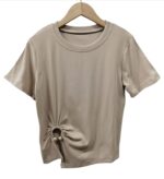 Camiseta lisa y sencilla, con abertura fruncida con un mini dije - Image 4