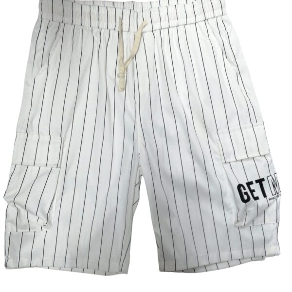 Pantaloneta blanca con rayas y bolsillos