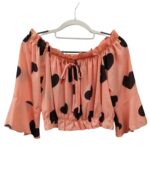 Blusa sencilla con estampado de flores y de corazones