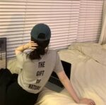 Camiseta lisa y sencilla de frente y con estampado en la parte trasera - Image 8