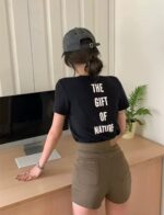 Camiseta lisa y sencilla de frente y con estampado en la parte trasera - Image 6