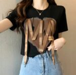 Camiseta corta/cropped con estampado de corazón y diseño de lacito