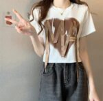 Camiseta corta/cropped con estampado de corazón y diseño de lacito - Image 2