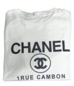 Camiseta oversize con estampado "Chanel" - Image 2