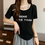 Camiseta "Benie more than", diseño simple con cuello redondo