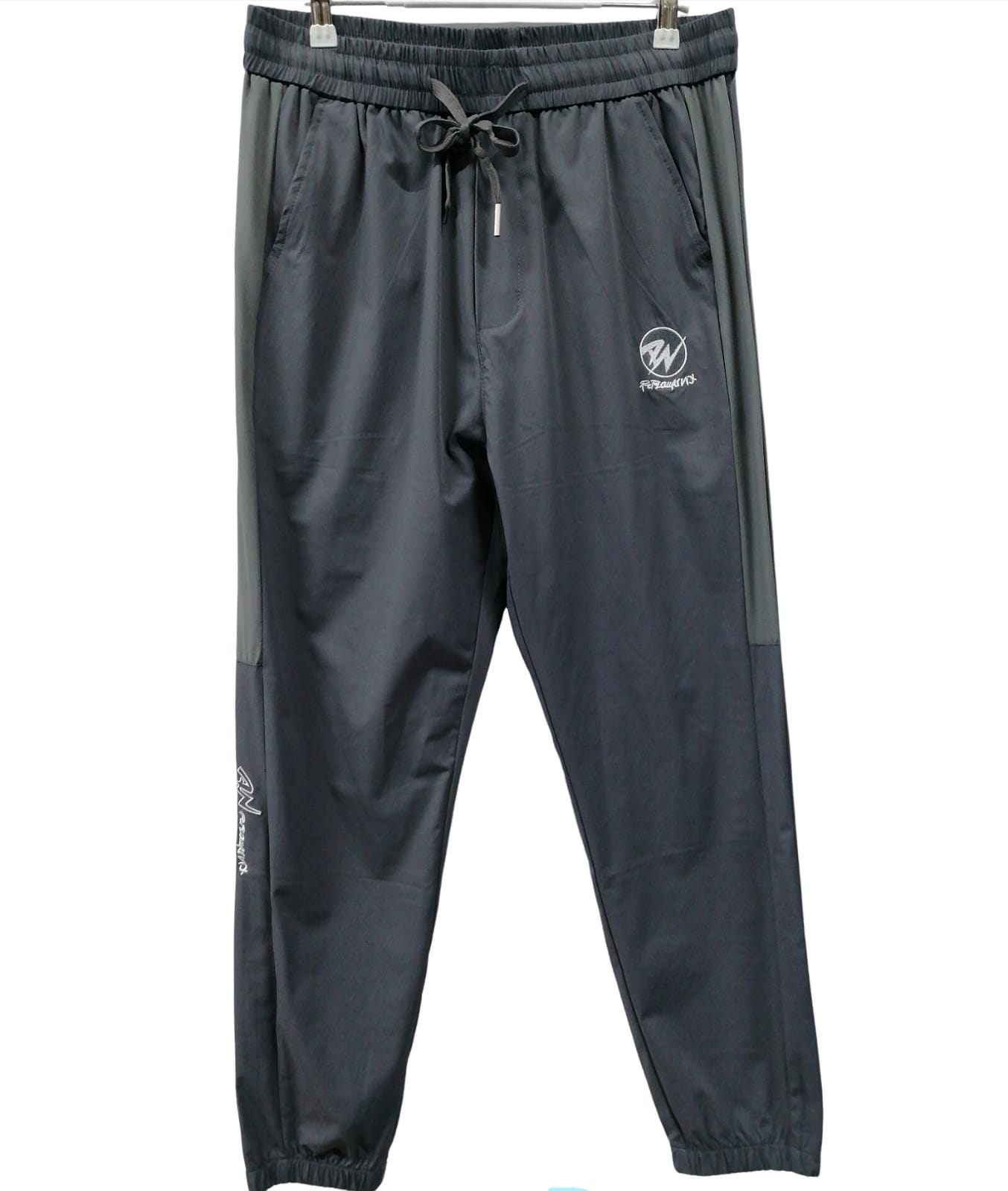 d0d29e27-1c74-48d2-a106-39fa7db2f4d4 Jogger/buzo deportivo con estampado en los lados y al frente - Image 1