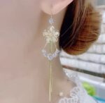 Aretes largos de flores, con gemas en color oro - Image 2