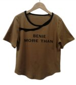 Camiseta "Benie more than", diseño simple con cuello redondo - Image 3