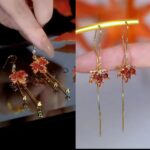 Aretes de hojas rojas largos, en color oro