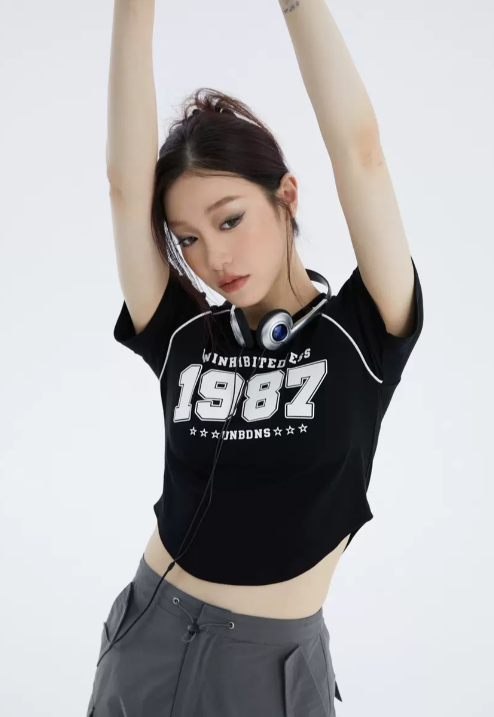 f Camiseta corta/cropped, "1987", con estampado simple - Image 1