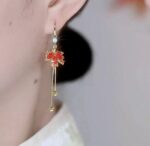 Aretes de hojas rojas largos, en color oro - Image 2