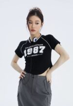 Camiseta corta/cropped, "1987", con estampado simple - Image 2
