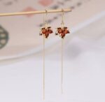 Aretes de hojas rojas largos, en color oro - Image 3