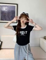 Camiseta "SOULT" corta/cropped, con estampado simple - Image 3