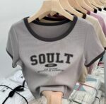 Camiseta "SOULT" corta/cropped, con estampado simple - Image 4