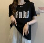 Camiseta "Black on Black", diseño simple, y cuello redondo