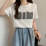 Camiseta "Black on Black", diseño simple, y cuello redondo - Image 2