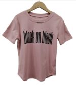 Camiseta "Black on Black", diseño simple, y cuello redondo - Image 3