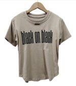 Camiseta "Black on Black", diseño simple, y cuello redondo - Image 4