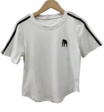 Camiseta corta/cropped, con estampados sencillos - Image 2