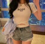 Camiseta corta/cropped con estampado "Rose" - Image 3