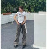 Camiseta corta/cropped con estampado elaborado - Image 2