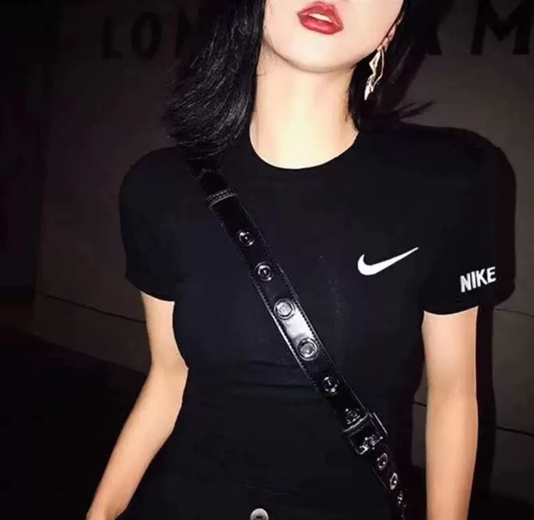 l Camiseta "NIKE" con estampado sencillo - Image 1