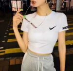 Camiseta "NIKE" con estampado sencillo - Image 2