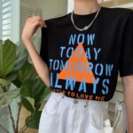 Camiseta con estampado elaborado en color negro