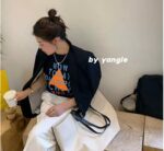 Camiseta con estampado elaborado en color negro - Image 2