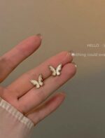 Aretes de mariposas pequeñas