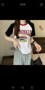 Camiseta con estampado elaborado "Modonald"