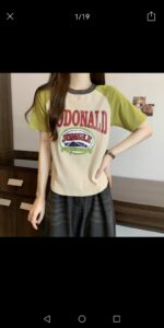 Camiseta con estampado elaborado "Modonald" - Image 2