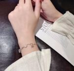 Brazaletes con dijes en diferentes colores