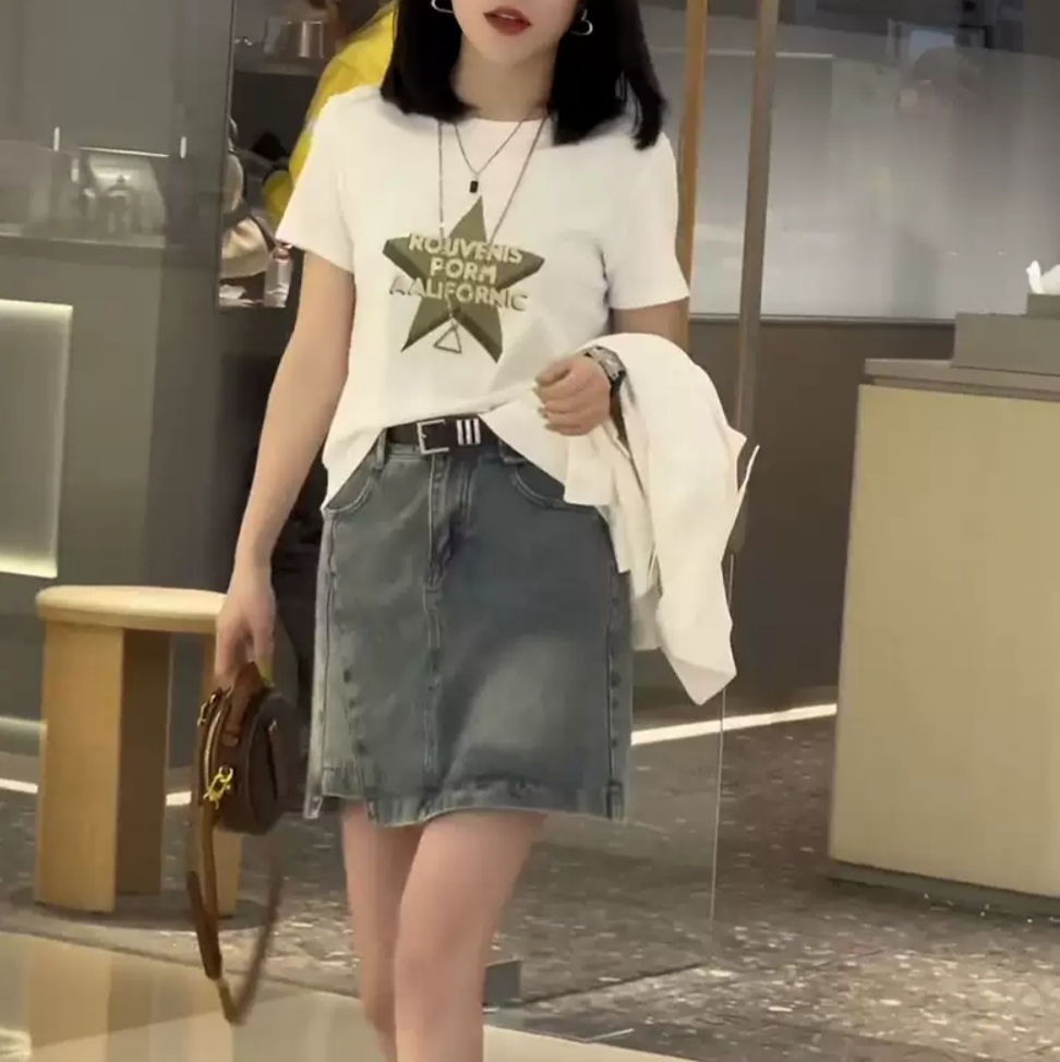 o Camiseta con un diseño de una estrella grande - Image 1