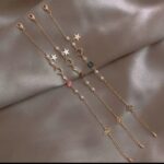 Brazaletes con dijes en diferentes colores - Image 2