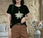 Camiseta con un diseño de una estrella grande - Image 2