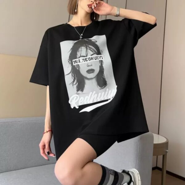 Camiseta oversize con abertura en la parte trasera