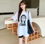 Camiseta oversize con abertura en la parte trasera - Image 2