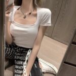 Camiseta lisa y sencilla, corta/cropped con mini estampado en la manga izquierda